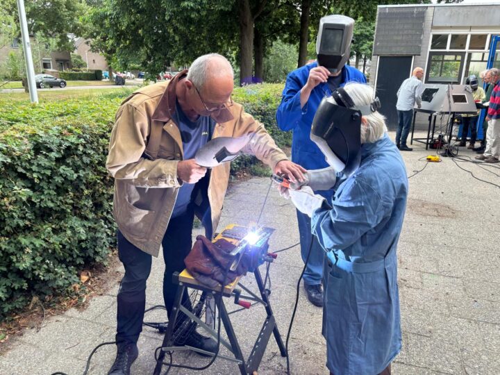 Vrijwilligers leren lassen